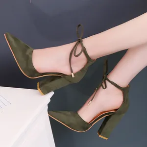 Elegantes zapatos de tacón de ante verde militar con punta fina y tacón alto grueso