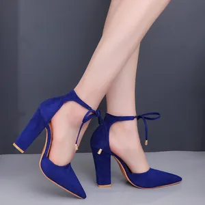 Elegantes zapatos de tacón ancho de ante azul con correa al tobillo y punta