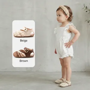 Kleinkinder-Sandalen mit Spitzenbesatz in den Farben Beige und Braun