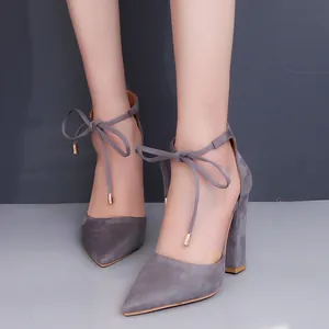 Elegantes tacones de bloque de ante gris con punta fina y lazo decorativo al tobillo