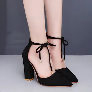 Elegantes sandalias de ante negro con tacón grueso, punta fina y lazos refinados en el tobillo