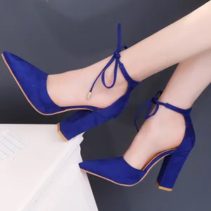 Elegantes zapatos de tacón azul real con cordones al tobillo y diseño de punta fina.