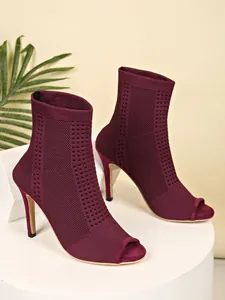 Elegantes botines bordeaux de punto con punta abierta y tacón de aguja
