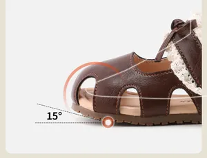 Detail van bruine sandalen voor meisjes met een 15 graden anti-botsing teenkap.