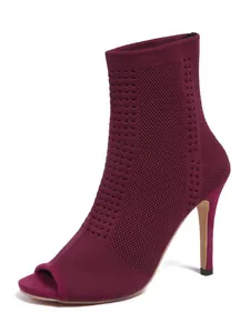 Elegantes botines stiletto de punto burdeos con puntera abierta y un patrón de textura detallado