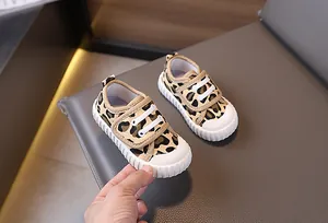 Dettaglio di scarpe in tela leopardate per bambini con chiusura a strappo