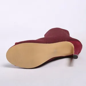 Botines calcetín bordeaux de tejido fly-woven con puntera abierta y tacón de aguja fino
