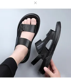 Dettaglio di sandali in pelle nera da uomo con suola in gomma morbida e trama in pelle.