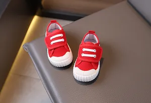 Dettaglio scarpe in tela rossa per bambini con suola in gomma e chiusura in velcro