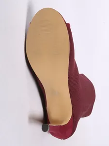 Vista detallada de la suela y el material de punto burdeos de los botines chic