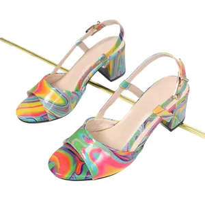 Eleganti sandali con tacco largo da donna con stampa marmorizzata colorata vivace.