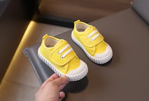 Scarpe in tela gialla per bambini con suole morbide e chiusura a strappo in velcro