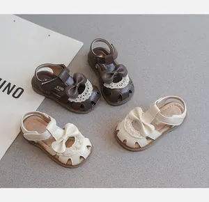 Dos pares de lindas sandalias de princesa para niñas en color marrón y blanco crema