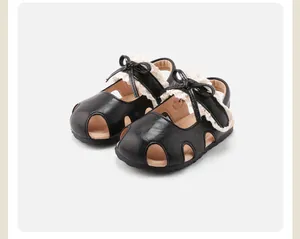 Elegante zwarte baby prinsessen sandalen met kanten strik en beschermend teenontwerp