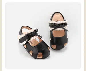 Detail van prinsessenschoenen voor baby's met zwarte strik en witte kanten rand