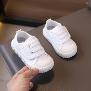 Scarpe casual in tela bianca per bambini con chiusura a velcro e suola molto morbida
