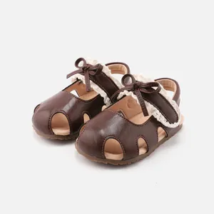 Elegante bruine baby prinsessen sandalen met delicate kanten rand en decoratieve strikken
