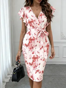 Vestido de verano floral elegante con cuello en V cruzado y mangas de volantes cortos