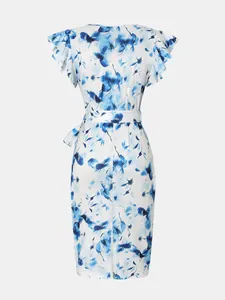 Vista trasera de vestido blanco elegante con estampado floral azul y mangas con volantes