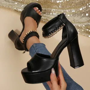 Elegantes sandalias de plataforma negras con tacón ancho y detalle de cadena dorada