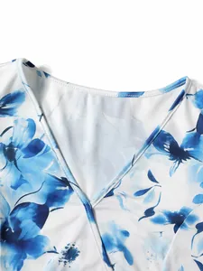 Primer plano detallado del escote en V de un vestido de verano blanco con flores