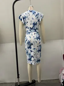 Detalle de la vista posterior de un elegante vestido blanco de verano con estampado azul