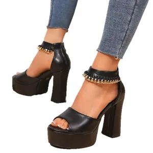 Elegantes sandalias negras de plataforma con tacón grueso, cadena dorada y punta abierta