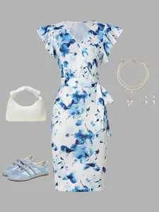 Vestido elegante con estampado floral blanco y azul, escote en V y volantes.