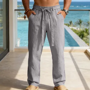 Dettaglio di pantaloni in lino grigio traspirante da uomo con coulisse in resort estivo
