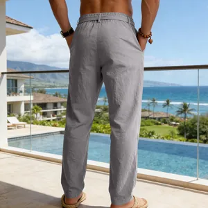 Vista posteriore dettagliata di pantaloni larghi in lino grigio da uomo in un resort al mare.