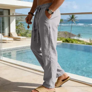 Dettaglio dei pantaloni in lino traspiranti da uomo con coulisse in un resort di lusso