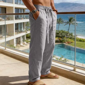 Vista dettagliata dei pantaloni da uomo in lino grigio con coulisse in un resort estivo