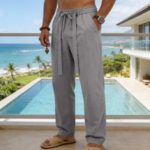 Vista dettagliata dei pantaloni casual in lino grigio da uomo con coulisse in vita sul balcone