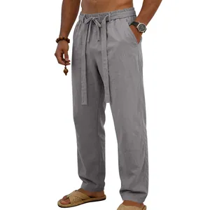 Vista dettagliata dei pantaloni in lino grigio con coulisse regolabile e cintura in tessuto.