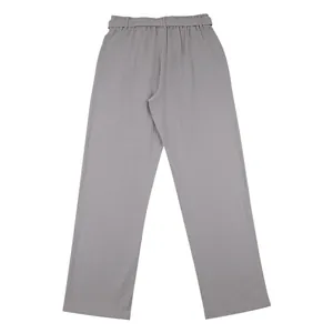 Vista dettagliata del retro dei pantaloni dritti in lino grigio chiaro traspirante da uomo