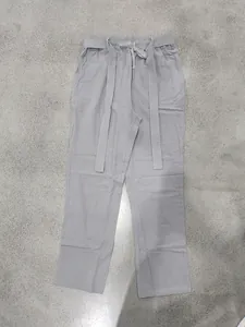 Dettaglio dei pantaloni in lino grigio larghi da uomo con coulisse regolabile in vita