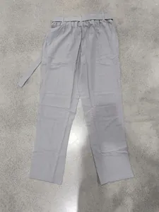 Vista dettagliata dei pantaloni casual da uomo in lino grigio chiaro stesi