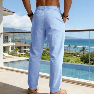 Vista posteriore dettagliata dei pantaloni casual in lino celeste da uomo in estate
