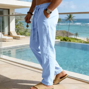 Dettaglio vista laterale di pantaloni in lino azzurro con coulisse in un resort