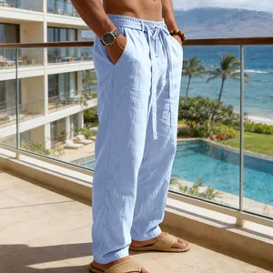 Pantaloni larghi in lino azzurro da uomo con coulisse in ambiente resort