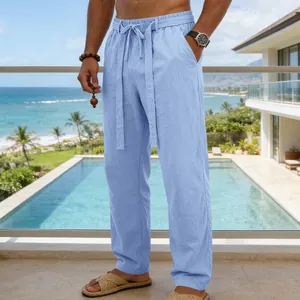 Dettaglio di pantaloni estivi in lino azzurro con comoda coulisse regolabile.