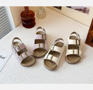 Groupe de sandales d'été pour enfants en lavande et crème avec doubles boucles dorées chic.