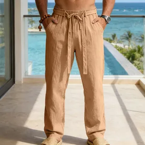 Dettaglio dei pantaloni in lino cachi larghi e traspiranti da uomo con coulisse