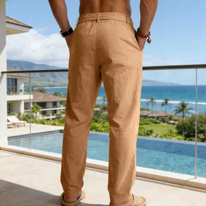 Vista posteriore di pantaloni in lino kaki traspiranti da uomo su un balcone di un resort