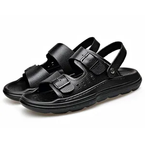Sandalias de playa para hombre en cuero negro con hebillas ajustables y suela de espuma.