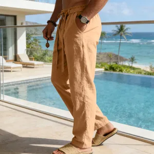 Vista laterale di pantaloni estivi in lino da uomo con coulisse in un resort