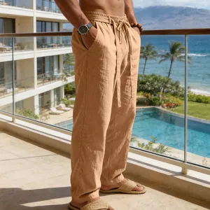Dettaglio dei pantaloni larghi in lino da uomo con coulisse per le vacanze estive