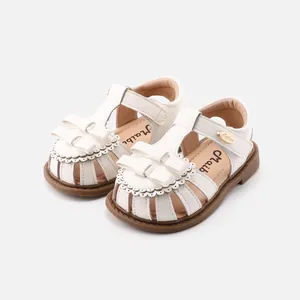 Eleganti sandali bianchi per bambina con doppio fiocco e suola morbida antiscivolo.