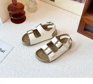 Vue détaillée de sandales crème pour enfants avec double boucle et semelle souple.
