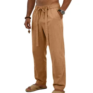 Dettaglio dei pantaloni in lino kaki con coulisse in vita e vestibilità dritta e ampia.
